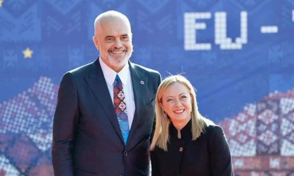 Αλβανία: Το Συνταγματικό Δικαστήριο των Τιράνων επικύρωσε τη συμφωνία με την Ιταλία για το μεταναστευτικό